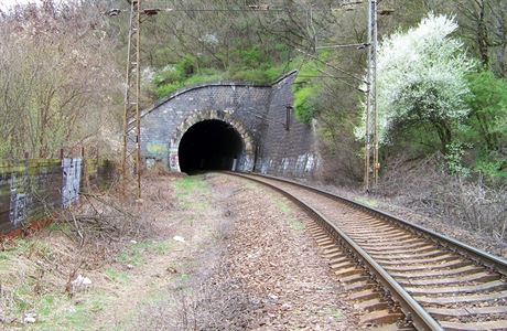 Chuchelský elezniní tunel - pohled od Branického mostu.