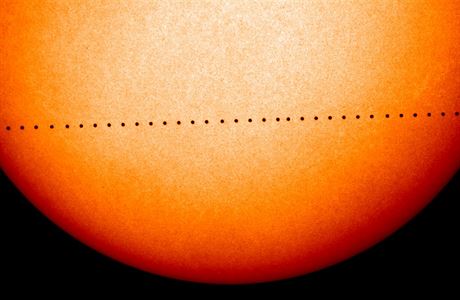 Kombinovaný snímek ukazuje pechod Merkuru pes Slunce v roce 2006.