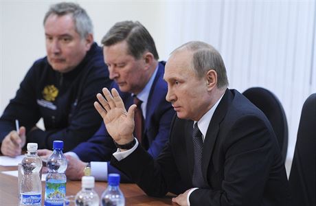Rutí mocní. Zleva vicepremiér Dmitrij Rogozin, éf prezidentské kanceláe...
