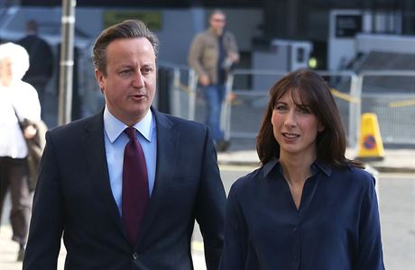 Premir David Cameron s manelkou Samanthou pichzej odevzdat svj hlas v...