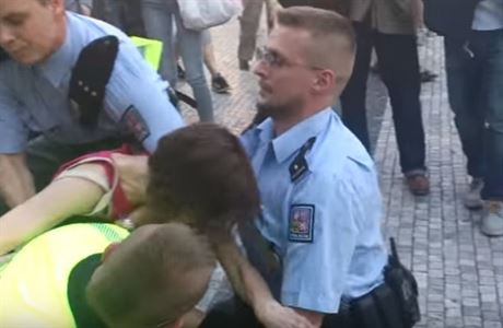 Kateina Krejová skoila policistovi na záda.