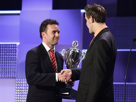 Filip Pešán dostává cenu pro trenéra roku.