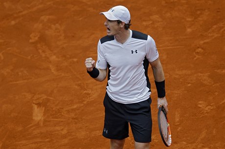 Andy Murray slaví postup ped Rafaela Nadala.