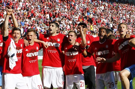 Fotbalisté Bayernu mají k radosti důvod, získali čtvrtý titul v řadě.