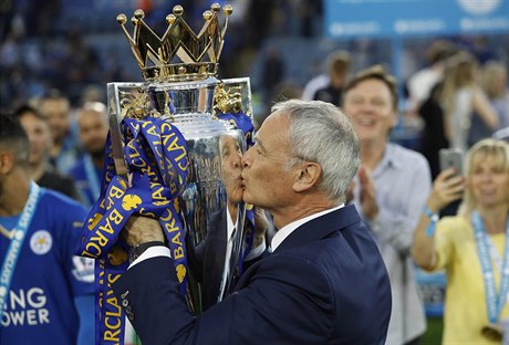 Claudio Ranieri zvedá nad hlavu pohár pro vítěze minulého ročníku Premier League.