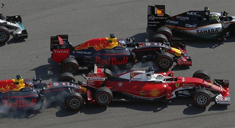 Daniil Kvjat, Sebastian Vettel a Daniel Ricciardo při Velké ceně Ruska