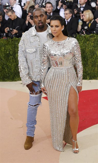 Muzikant Kanye West a Kim Kardashian na Met Gala v New Yorku.