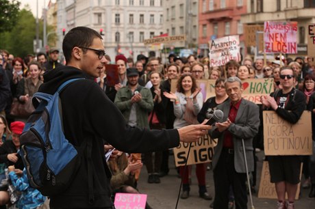 Demonstrace proti vyhotní anarchisty Igora evcova ped ministerstvem vnitra.