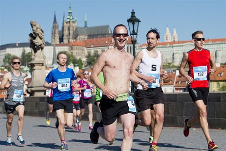 Závodníci Praského maratonu 8. kvtna na Karlov most.