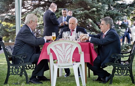 Prezident republiky Milo Zeman (vlevo) a jeho pedchdce Václav Klaus...