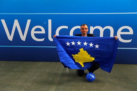 Slavící člen kosovského týmu po přijetí do UEFA.