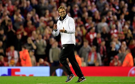 Jürgen Klopp děkuje fanouškům Liverpoolu po postupu přes Villarreal do finále...