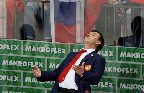 Ruský trenér Oleg Znarok několikrát zoufale zakláněl hlavu.