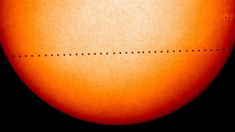 Kombinovaný snímek ukazuje pechod Merkuru pes Slunce v roce 2006.