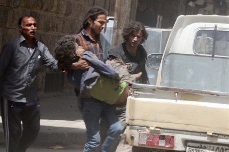 Pomoc zrannému. Obyvatelé Aleppa nakládají do auta ob nálet.
