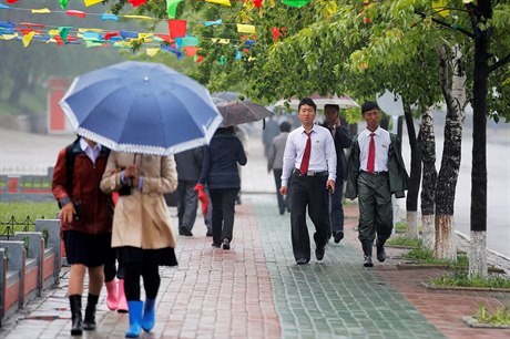Holinky a deštníky. V Pchjongjangu prší.