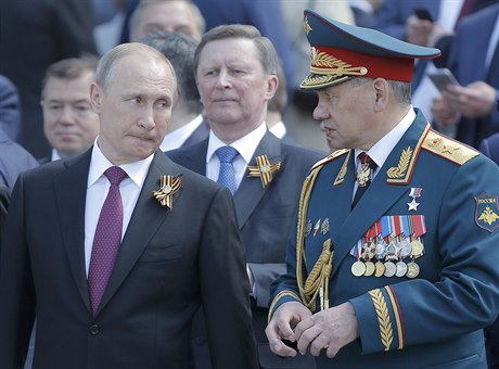 Vladimir Putin a ruský ministr obrany Sergej ojgu. Uprosted v pozadí éf...