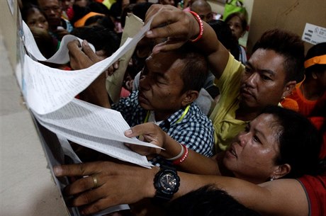 Filipínci se tísní ve volební místnosti.