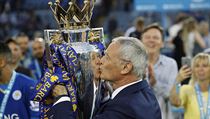 Manažer Leicesteru Claudio Ranieri s trofejí pro šampiona Premier League.