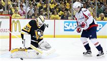 Brankář Pittsburgh Penguins Matt Murray (30) zasahuje proti střele centra...