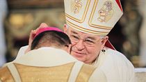 Kardinl Dominik Duka posvtil 30. dubna v katedrle sv. Bartolomje v Plzni...