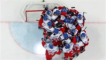 Čeští hokejisté se radují po triumfu nad Švédy.