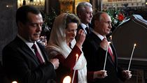 Velikonoční mše v moskevské katedrále Krista Spasitele: vlevo Dmitrij a Oksana...