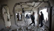 Palestinci v byt zdemolovanm izraelskou armdou (Nablus, Zpadn beh...