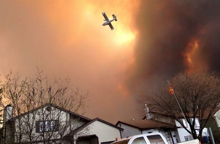 Jedno z hasiských letadel, které se snaí zkrotit obí lesní poár.