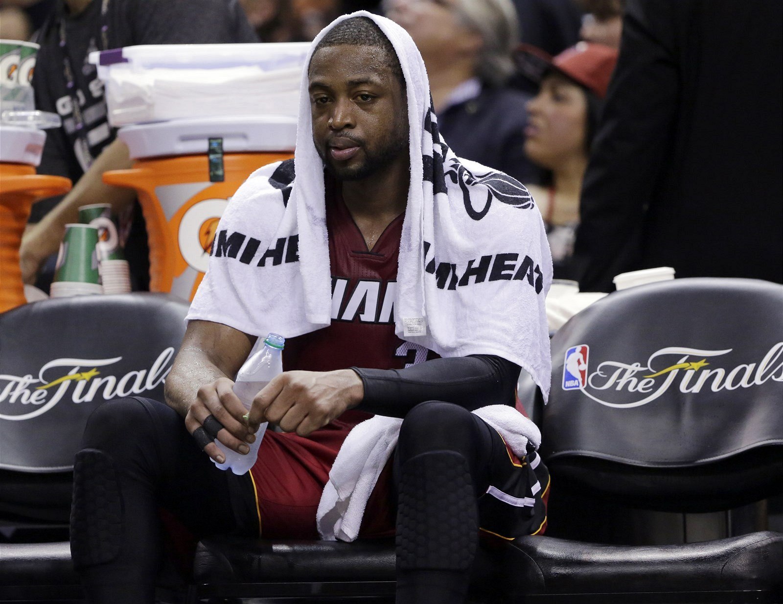Zdrcený Dwyane Wade musel v pátek p�ijmout krutou pravdu.