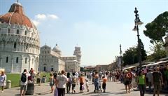Pisa - Piazza dei Miracolli. V sezón jedno z nejrunjích míst v Toskánsku
