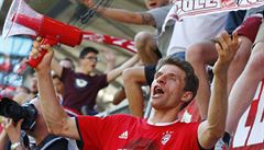 Thomas Mueller organizuje mistrovské oslavy Bayernu.