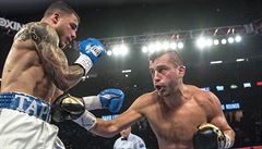 David Lemieux v souboji s Glenem Tapiou (bílé trenky).