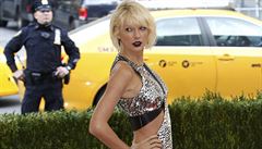 Zpvaka Taylor Swift na Met Gala v New Yorku zvolila odváný model.