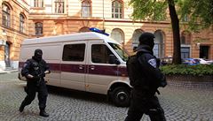 Policejní eskorta u Krajského soudu v Brn.
