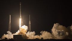 Falcon 9 podruhé úspěšně přistál na mořské plošině. Na oběžnou dráhu vynesl satelit