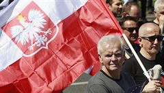 Oponenti vyítají PiS vedené Jaroslawem Kaczyským, e prosazuje bez...