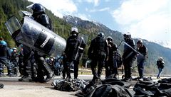 Italtí policisté zasahují v Brennerském prsmyku, kde se stovky demonstrant...