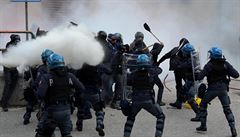 Policisté se stetli s demonstranty. Pouit musel být i slzný plyn.