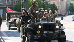 Neoficiální konvoj vojenských historických vozidel projel v nedli z Borských...