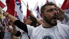 Demonstranti se na námstí Syntagma, které je astým místem protest, scházeli...