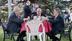 Prezident republiky Milo Zeman (vlevo) a jeho pedchdce Václav Klaus...
