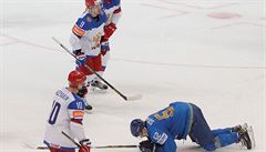 Sergej Mozjakin a Vladimir Antipin se radují z gólu, Ilja Solarjov z...