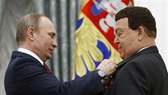 Vladimir Putin vyznamenává zpváka Josifa Kobzona medailí Hrdiny práce.