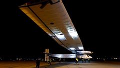 Letoun Solar Impulse 2 nenese ani kapku pohonných hmot. Na svém povrchu má 17...