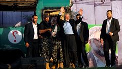 Palestinský vdce Hamásu v Gaze Ismail Haniyeh zdraví své stoupence na...