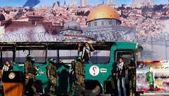 Písluníci ozbrojeného kídla Hamásu na protiizraelském shromádní v Gaze.
