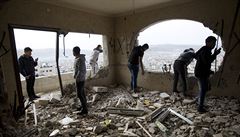 Palestinci v byt zdemolovaném izraelskou armádou (Nablus, Západní beh...