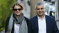 Sadiq Khan s man�elkou Saadiyou p�icházejí hlasovat ve volbách.