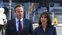 Premiér David Cameron s man�elkou Samanthou p�icházejí odevzdat sv�j hlas v...